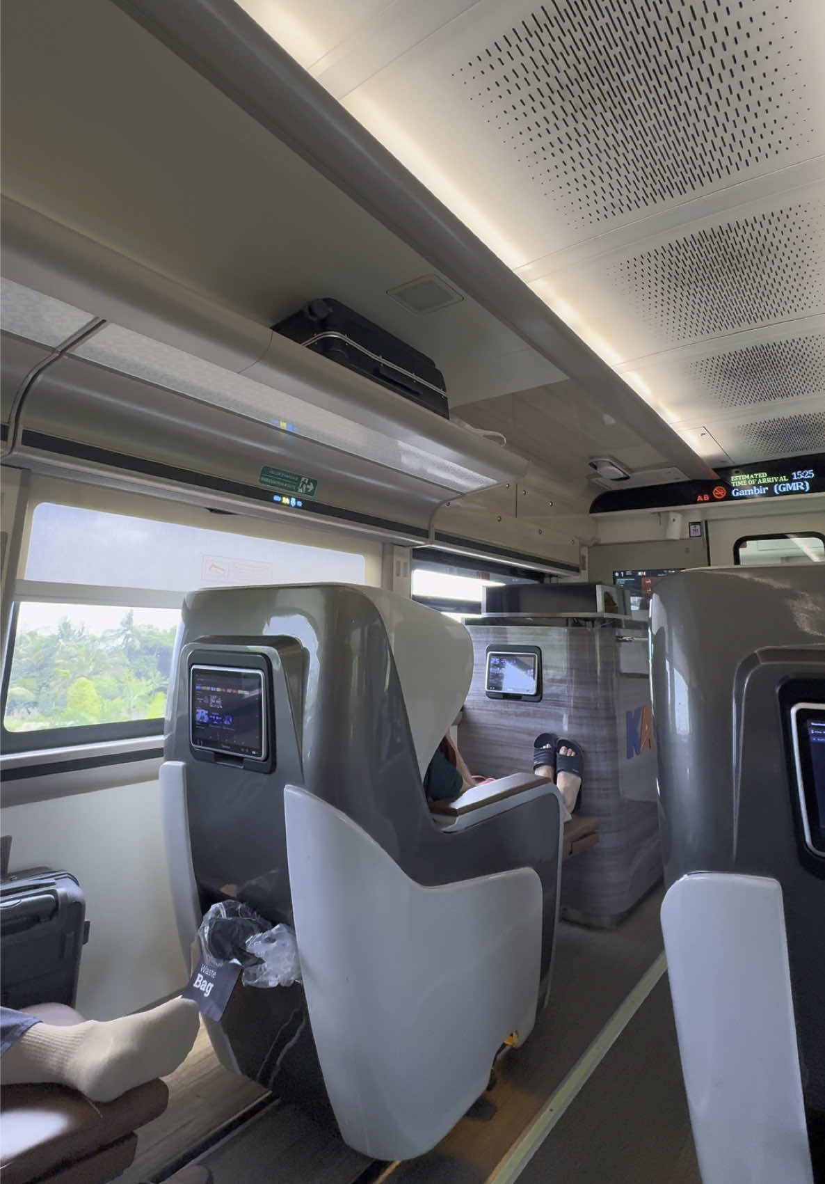 Ambil aja buat bahan prank #kaiindonesia #luxury #keretaapiindonesia 