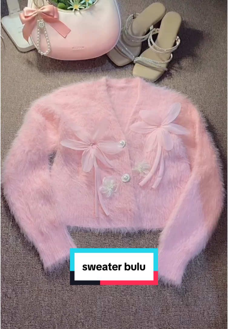 sweater korea bulu pink🥰 mau samaan di kerajang #fyp #rekomendasioutfit #sweater #sweaterbulu #cardigan #croptop #koreanstyle #viral #fashiontiktok #fashionbangkok #fyppppppppppppppppppppppp #atasanwanita #rajutimport #cardigan #pink 