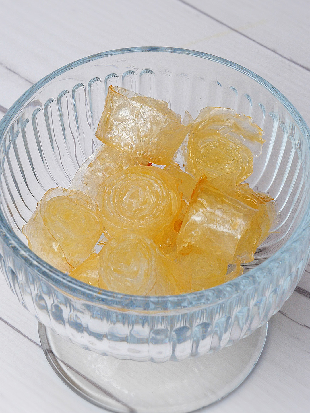【ライスペーパーで簡単！】油使わずコスパ最強！甘じゅわ♡どハマり確定シュガーバターロール / Rice Paper Pastries #tiktokレシピ #簡単レシピ #ライスペーパー #簡単おやつ #tiktokfood #tastyjapan 2人分 材料： ライスペーパー（直径15cm程度のもの）　6枚 溶かしバター　適量 グラニュー糖　適量 作り方： ① ライスペーパーを1枚ずつ、霧吹きなどで軽く湿らせる。（全体がしっとりする程度が目安です） ② ①を横2枚×縦3枚、端を3〜5cmずつ重ねて長方形になるように並べる。全体にはけで溶かしバターを薄く塗り、グラニュー糖をまんべんなくふりかける。 ③ ②を手前からくるくると巻き、ラップで包んで冷蔵庫で15分ほど冷やし固める。 ④ 冷やし固めた③を、1.5〜2cm幅にカットする。 ⑤ クッキングシートを敷いた天板に④を並べ、200℃に予熱したオーブンで焼き色がつくまで8〜10分ほど焼いたら、完成！ ※ クッキングシートは、200℃で10分の加熱に耐えられるものを使用してください。 ※ 焼き時間は、お使いのオーブンによって調整してください。表面が焦げ付きそうな場合は、アルミホイルをふんわりとかぶせてください。 ※ ライスペーパーの湿らせ具合が重要です。乾燥したままだとパリパリに割れて巻きにくいですし、ぬらしすぎるとベタベタになります。 ※ 仕上げに、シナモンパウダーをふりかけたり、メープルシロップをかけたりするのもおすすめです。 === Rice Paper Pastries Servings: 2 INGREDIENTS 6 rice paper wrappers Melted butter, as needed Granulated sugar, as needed PREPARATION 1. Spray water onto each rice paper wrapper. 2. Arrange rice paper wrappers (2 horizontally, 3 vertically), overlapping with each other. Brush the butter on the wrappers and then put some granulated sugar. 3. Roll (2) and cover with a food wrap. Chill in the refregerator for 15 minutes. 4. Cut (3) into 1.5 to 2 cm pieces. 5. Place (4) on a baking tray lined with parchment paper. Bake in the oven (preheated to 200°C/ 392°F) for 8 to 10 minutes until golden. 6. Enjoy! *The parchment paper needs to be heat-resistant for 200°C/ 392°F for 10 minutes or longer. *You may alter the baking time according to your oven. You may cover the pastries with a foil to prevent over cooking. *If you do not wet the wrappers enough, it might break. If you over wet the wrappers, it could become too sticky to roll. *You may serve with some cinnamon powder or maple syrup.