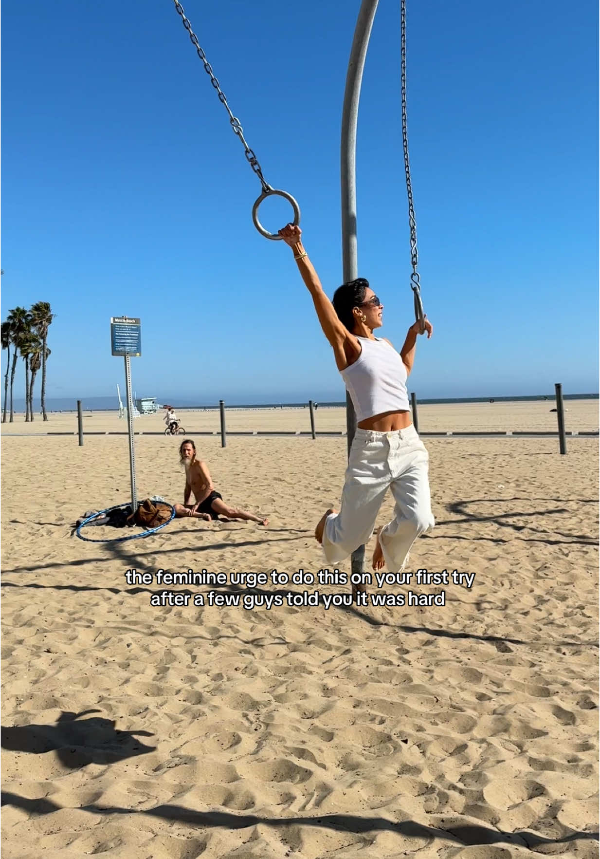 The girl encouraging me at the end 🥹 i wanted to try it again but my hands would’ve ripped #santamonica #musclebeach #travelingrings #santamonicapier 