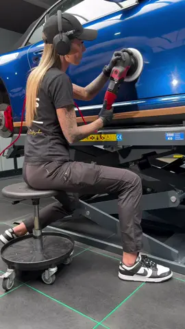Now this is an amazing color to polish! Webshop: www.cleanyourride.nl Detailing: www.maximecarcleaning.nl #carcare #carworld #car #detailingcars #detailing #carmakeover #cleanyourride #detailingtips #carculture #girlsandcars #deepcleaning #handwash #carworld #caraddict #detailingaddict #detailingislife #real #kochchemie #flex #nike #porsche #paintcorrection #detailingdoneright 
