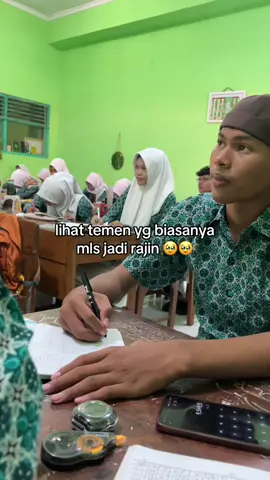 kayaknya habis kesetrum deh #kelasXI #school #anakrajin 