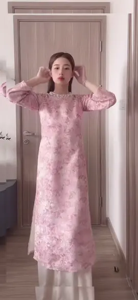 ÁO DÀI CÁCH TÂN GẤM DÁNG SUÔNG CỔ ÁO ĐÍNH KẾT #aodai #aodaivietnam ##aodaidep #aodaigiaovien #aodaisuong #aodaigam #aodaicachtan 