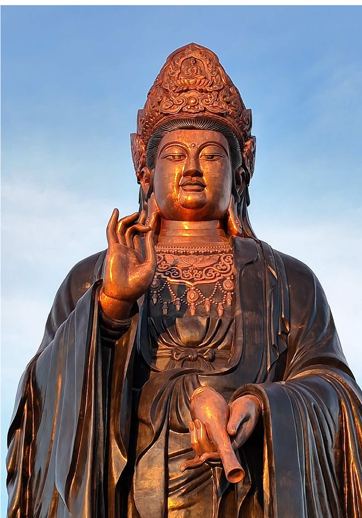 Giữa biển mây Núi Bà Đen, tượng Phật Bà Tây Bổ Đà Sơn sừng sững như ánh sáng soi rọi tâm hồn. Một khoảnh khắc không chỉ đẹp… mà còn chạm đến lòng người. #TayNinhDaily #NuiBaDen #PhatBaTayBoDaSon #DuLichTamLinh #PhatGiaoVietNam #VietNamSpiritual #ExploreVietnam