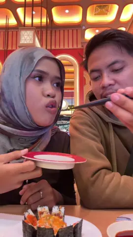 Aku gk bisa pake sumpit jadi harus disuapin wkwk#masyaallahtabarakkallah #sartikamadona #fyp #sushi 