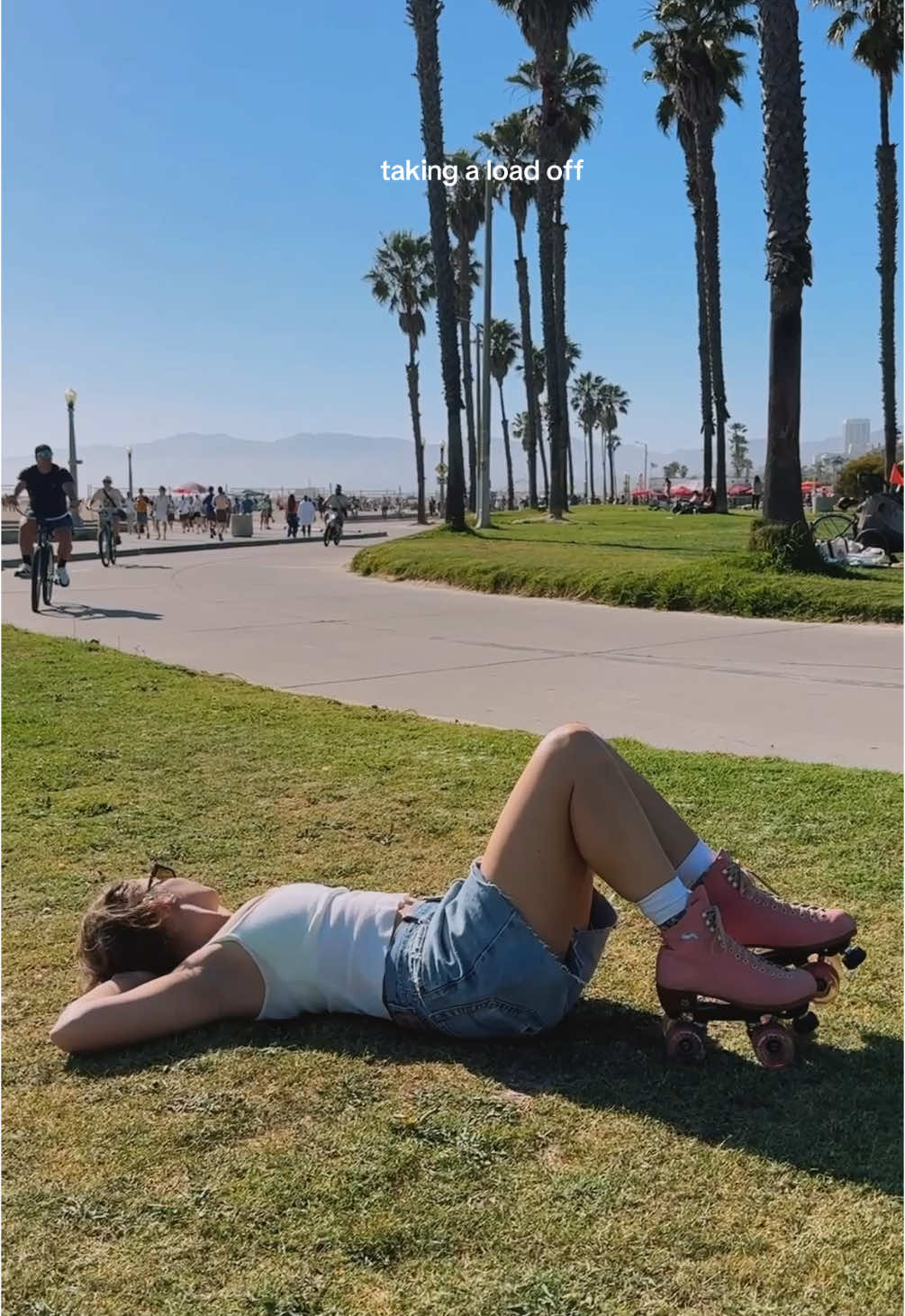 this is what LA feels like btw #losangeles #venice #venicebeach #rollerskating 