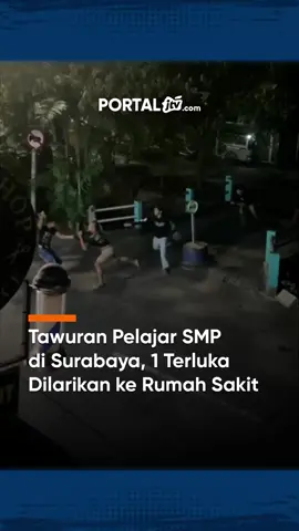 Tawuran Pelajar SMP di Surabaya, 1 Terluka Dilarikan ke Rumah Sakit Tawuran antar dua kelompok pelajar SMP pecah di kawasan Sukolilo, Surabaya. Diduga dipicu hutang-piutang, aksi ini mengakibatkan satu pelajar terluka dan dilarikan ke rumah sakit. Polisi mengamankan 12 remaja dan membawanya ke Mapolsek Sukolilo untuk dimintai keterangan. #tawuranpelajar #surabaya #polseksukolilo #jtvrek #portaljtvcom