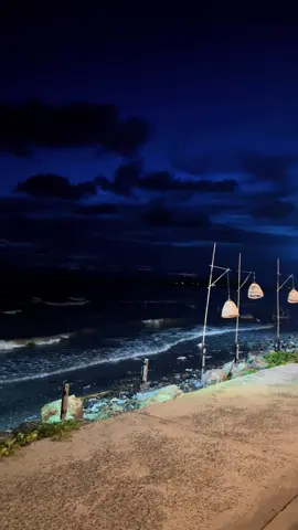 Biển đêm lặng lẽ, như trái tim em sau bao giông bão. Không còn sóng, chỉ còn nỗi cô đơn gợn lên từng đợt💔#xh #vitaminsea #hàtienkiengiang 