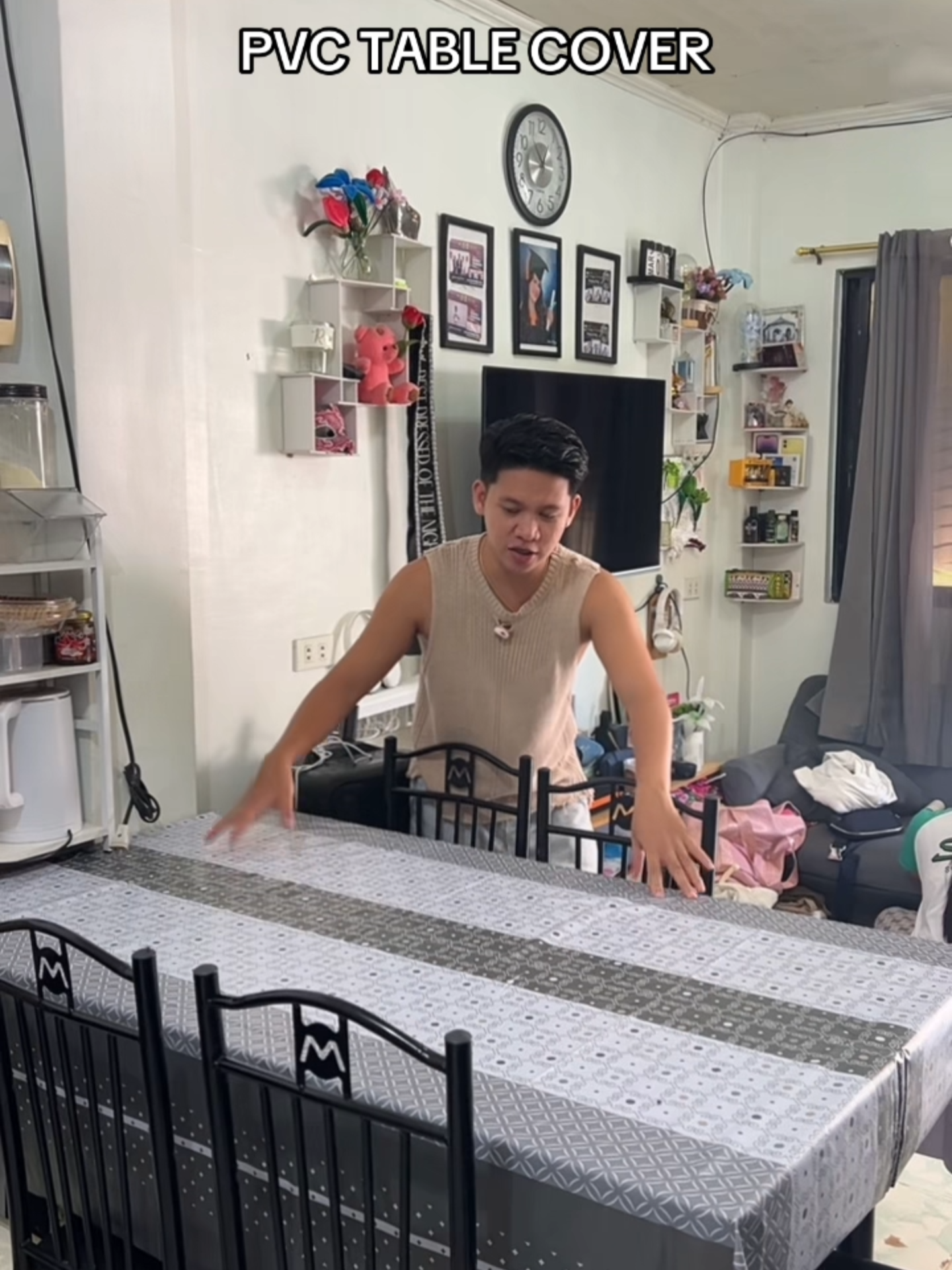 Protektado at pinalamutian ang lamesa mo! 🌟  PVC table cover na may magagandang disenyo — anti-scratch at madaling linisin.  Perfect para sa kahit anong okasyon!