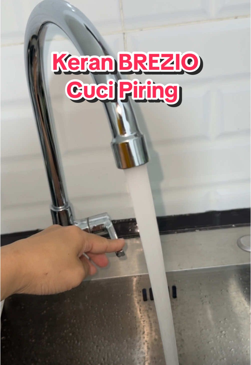 Keran Cuci Piring Brezio Desain elegan, anti karat, bisa diputar, dan hemat air. Praktis untuk dapur modern! [Klik Keranjang Kuning Sekarang!] #kerancucipiring #kerancucipiringmodelangsa #kerancucipiringdapur #keranbrezio #brezio #kerancucipiringbrezio 