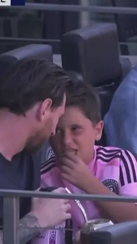 Cưng chủ tịch quá 😚 đang ăn mà còn ghẹo ông dà mới chịu nè. Ai dè lên TV luôn #leo #leomessi #mateomessi #mateo #football #Miami #mateomessiroccuzzo #cutebaby #cute #messifamily 