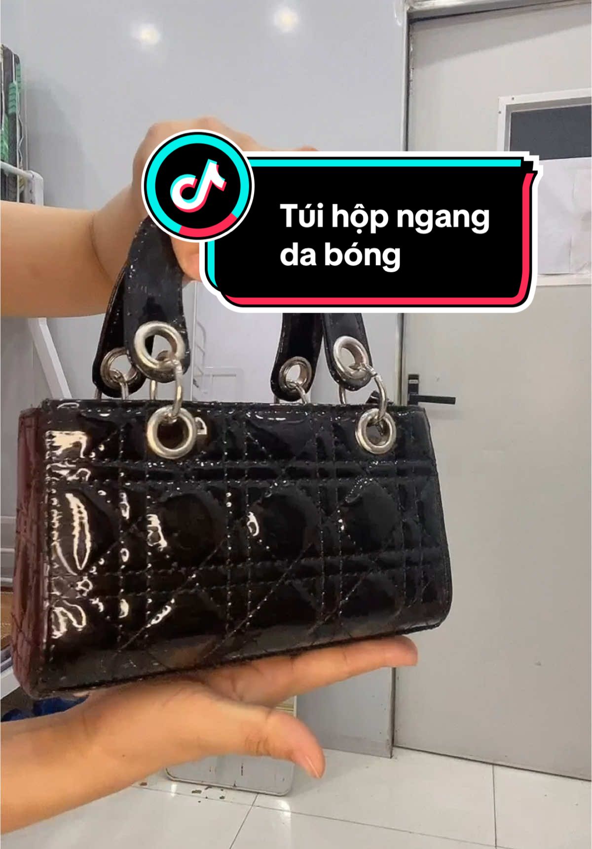 chiếc túi dáng hộp ngang da bóng kèm charm xách tay đeo chéo #tuihop #tuidanghop #tuihopdabong #tuihopdangngang #tuihopchunhat #tuidabong 