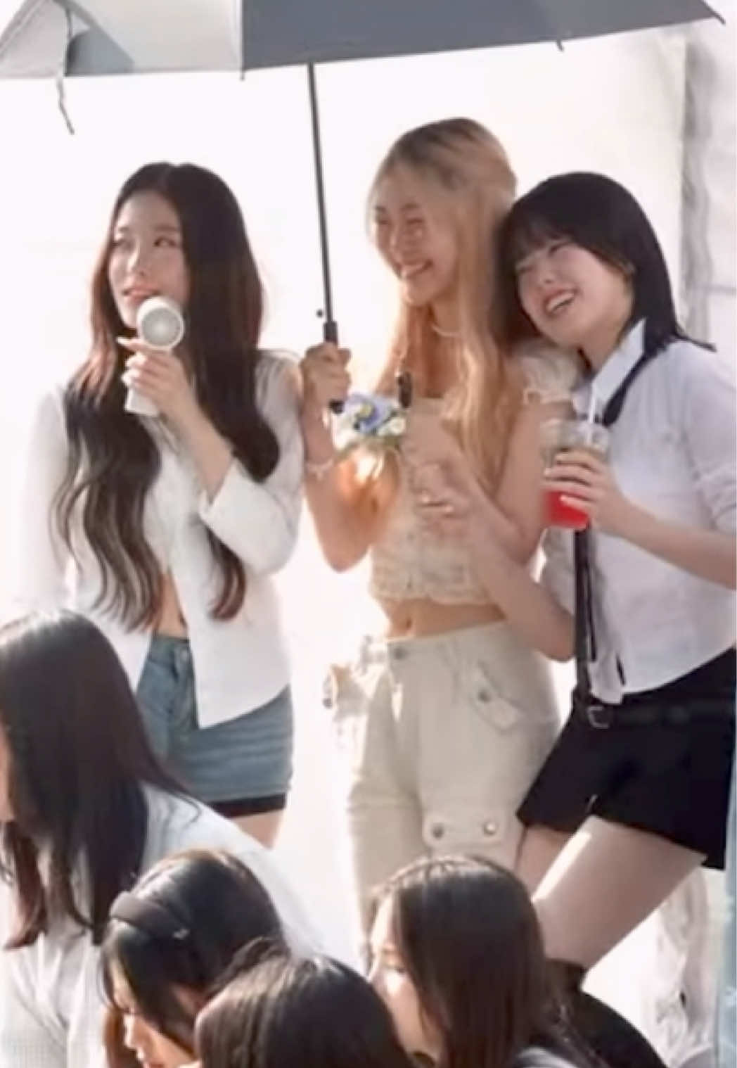 So sweet Yuka with Gaeun&Sein♥️♥️#yuka #artbeatyuka#yujkartbeatyukaatbusking #artbeatfans #able #artbeatgaeun #artbeatsein