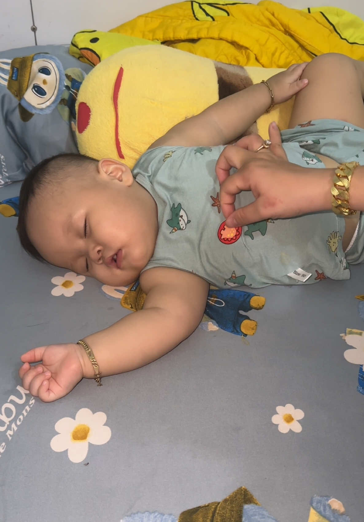 Mùa mưa ẫm ướt như này là phải trang bị cái này để bảo vệ con mấy mom ơii #miengdangduoimuoi #miengdantinhdauxuamuoi 