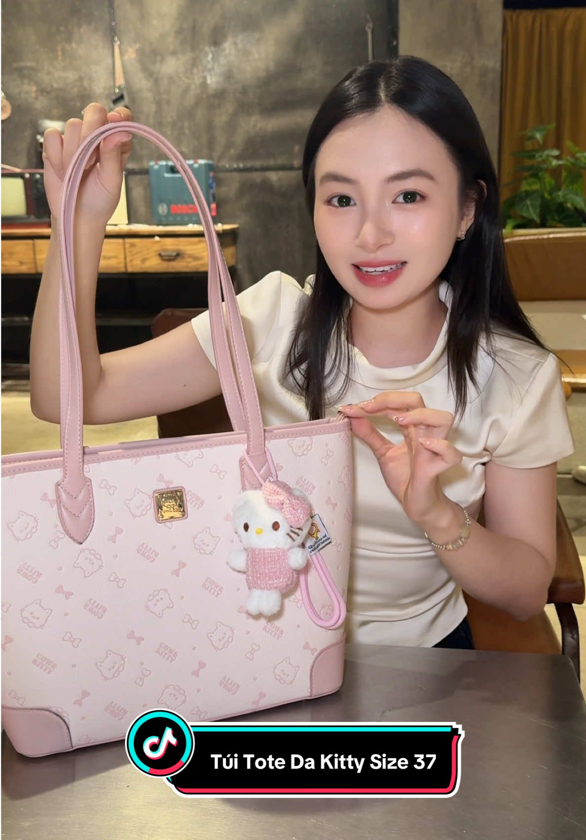 Trả lời @Tường Linh 💗🐳 Lap dưới 14.5inch là thoải mái lun nhen bà size túi tote da Kitty là size 37 nên rất là rộng rãi #tuixinh #viral #hellokitty #tuikitty #titnhunday 