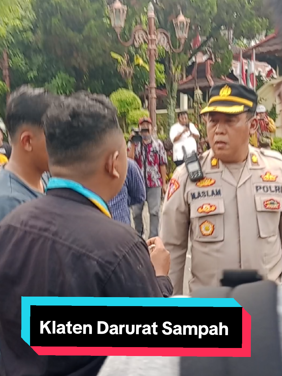 Ketika sampah menggunung di tepian Klaten dan aksi kali ini membawa sample dari sampah TPA Troketon  yang tidak jelas pengelolaannya. Suatu saat tempat penampungan akhir itu menjadi racun bagi masyarakat dan makhluk hidup di sekitarnya. Sample sampah ini sengaja kita bawa kedepan ruang2 yang empuk & nyaman. Dalam waktu sekejap kita mendapatkan represifitas dari aparat yang mungkin tidak tahan melihat sampah di depan kantor yang ia puja. Aparat yang jelas terpampang pada rekaman ini mendorong, berusaha meraih wajah2 mahasiswa yang berteriak untuk mewakili masyarakat daerah pinggiran yang setiap harinya hidup berdampingan dengan sampah. Kelas menengah yang menyambungkan suara ke kelas atas (pemerintah) saja di represif, apalagi kelas bawah. Mereka bergantung kepada siapa lagi?. Panjang umur perjuangan Klaten silau dengan slogannya yang BERSINAR #klaten #klaten24jam #klatenbersinar #klatenfyp #demoklaten #demoklatendaruratsampah