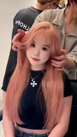 m Đưa bạn từ góc nhìn đầu tiên về toàn bộ quá trình thay đổi trà đen và nhuộm màu hồng cam của một cô gái. Video hơi dài. Hãy kiên nhẫn xem #nhuộm #Hair #DL #Tẩy #nhomtoc #salon #girl 