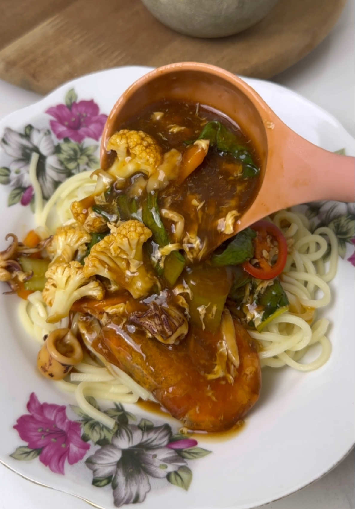 MEE HAILAM Ada yang suka mee hailam tak? Sis fav betul mee hailam ni. Tapi jarang nak order kat kedai sebab selalu dapat yang tak kena dengan selera 🤭 kena buat sendiri baru puas hati.  Sis buat kuah asing. Kalau korang nak makan terus, boleh je sekalikan mee dengan kuah. Lagi sedap 😋 Bahan-bahan : 🔹1/2 biji bawang besar 🔹3 ulas bawang putih 🔹1sb cili kering kisar 🔹Udang 🔹Sotong 🔹Air secukupnya 🔹3sb sos tiram 🔹3sb sos tomato 🔹3sb sos cili 🔹Kicap manis secukupnya 🔹Garam & serbuk perasa jika perlu 🔹Lobak merah 🔹Bunga kubis 🔹Sawi 🔹Air tepung jagung 🔹1 biji tomato 🔹Cili merah 🔹2 biji telur 🔹1 pack kecil mee kuning (celur & toskan) Selamat mencuba 🍛 #foodstagram #instacooking #foodstyling #didapuryana #resepimemikatsuami #resepi #resepimelayu #mee #meehailam #hailam 