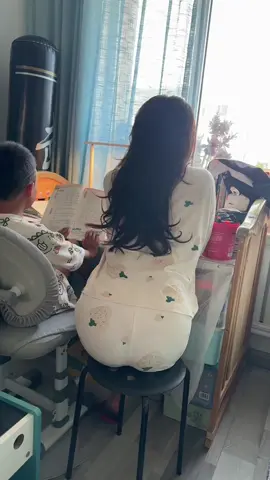 妈妈耐心的教兒子作业☺️#带娃 #母子日常 #fyp #親子 #瑜伽裤 #紧身裤 #辅导作业 #mother 