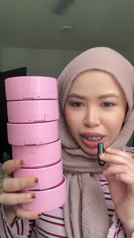Video tadi kena mute 🥹 Swatched all shades of Cushion Powder – Glad2Glow edition! Tektur ringan, finish glowing & sesuai untuk pelbagai tona kulit. Yang mana satu korang rasa match dengan korang? #Glad2Glow #KorangCushionPowder #KorangBeauty #CushionLokal #BaseMakeupMalaysia