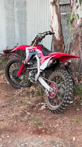 Just a regular everyday normal motherf*cker 🔥 #honda #crf250r #motorbike #4stroke #edit #foryou #fyp #crf #onewheel #yoshimura #dualexhaust #dirtbike #clean #250 #hondaontop #mototok #viral 
