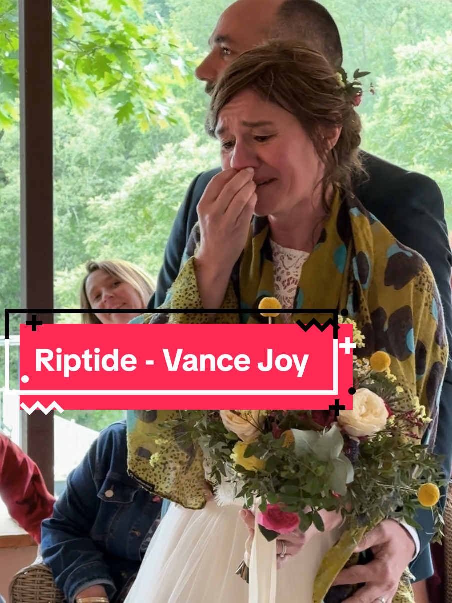 Ce samedi,  nous étions une surprise pour la mariée,  qui rêvait de nous avoir.  Ses amis et sa famille lui ont offert ce cadeau sans lui dire.  Voici sa réaction.  c'était très touchant.  #riptide #vancejoy #justmarriedband #surprise #mariage #mariee #domainedelateouliere #Tarn #toulouse #albi #weddingband #groupemariage #popfolk #folk #domaine #wedding 