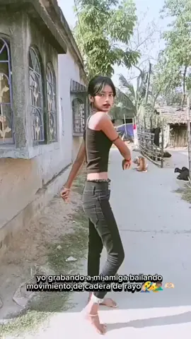 yo grabando a mi amiga bailando el movimiento de cadera de rayos 🤣🤦🏽‍♂️🫶🏽 grabando no brasil 🇧🇷🇻🇪