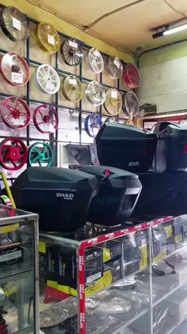 🧳 BOX SAMPING TOURING KEKINIAN! SHAD SH23 & GIVI E22 – Pilihan tepat buat kamu yang suka riding jauh tapi tetap butuh gaya & fungsi! 🔥🏍️ 📦 PILIHAN PRODUK & SPESIFIKASI: 🔹 SHAD SH23 Side Box Kapasitas: 23 Liter per box Warna: Black Matte Bahan: ABS plastik kualitas tinggi Desain slim tapi lega Sudah termasuk bracket universal (tergantung paket) Anti air & kokoh untuk medan ekstrem Sistem kunci safety lock 🔹 GIVI E22N Side Box Kapasitas: 22 Liter per box Warna: Hitam Glossy Bahan: Polypropylene tahan banting Desain compact dan elegan Pemasangan plug & play (dengan braket) Tahan air & tahan getaran Cocok untuk city touring & harian 🎯 KEUNGGULAN: ✅ Praktis & aman untuk bawa barang ✅ Tampil makin gagah dan adventure vibes ✅ Cocok untuk semua jenis motor touring: NMAX, ADV, Versys, D-Tracker, dsb ✅ Kunci ganda anti maling ✅ Stylish tanpa bikin motor keliatan berat 📩 Mau pasang sekalian braket? Bisaaa! Tinggal DM aja motor kamu tipe apa. 🚚 Siap kirim seluruh Indonesia – aman, cepat, & packing rapat! #feriomotorpalembang #boxsamping #boxgivi #boxshad #touring #modifikasi #boxsamping #boxmotor