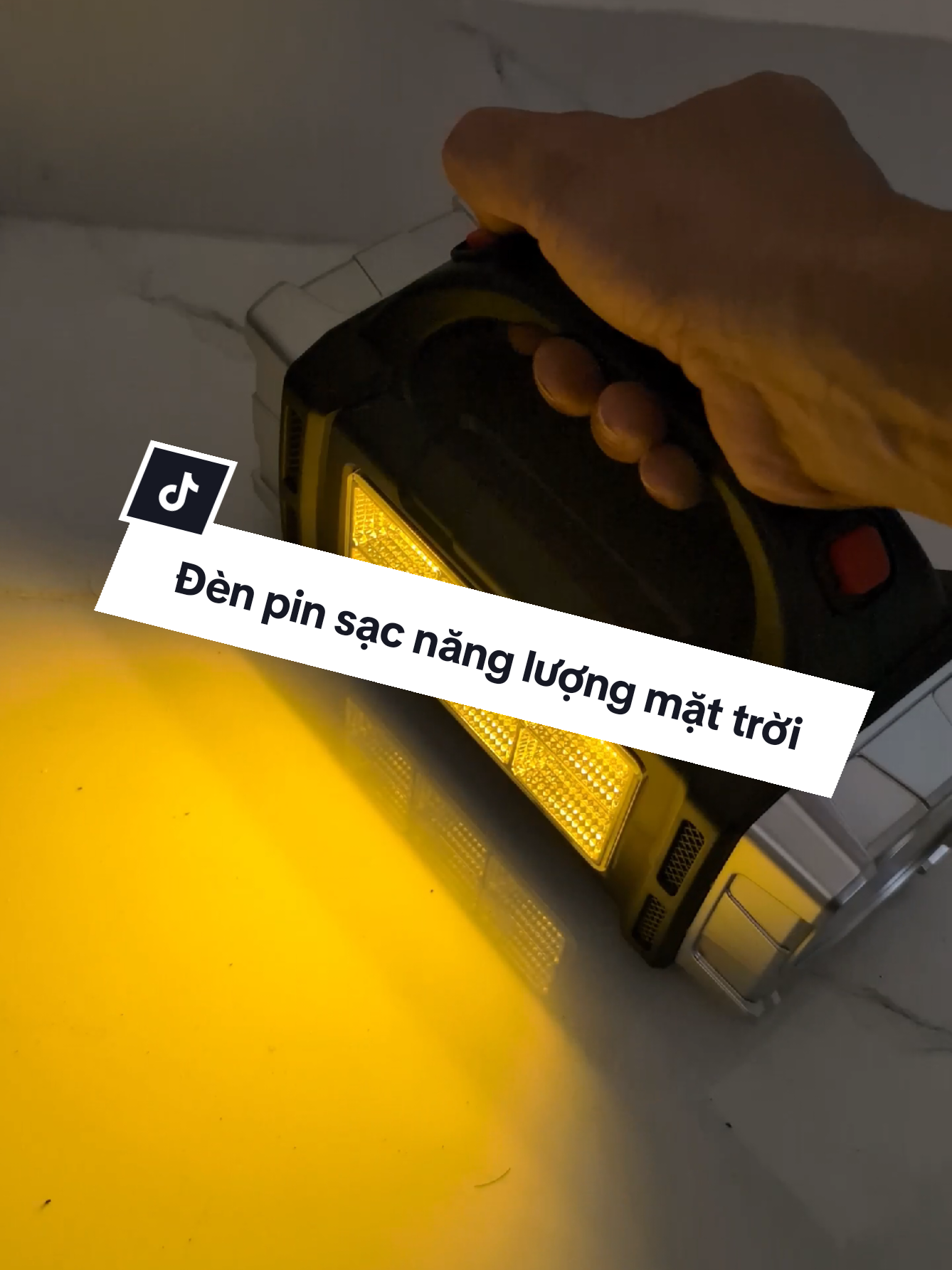 Đèn pin sạc năng lượng mặt trời. #denpinsacdienthoai #denpinsacnangluongmattroi #denpinsieusang #tienich #muataitiktokshop 