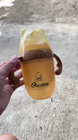 Hindi maalam uminom ang baby gamit ang straw at dahil dito natuto sya bigla😍 #cocobb #trainingcup #nursingbottlecaries #nursingbottle #widemouthbottle #trainingcupbabysafe 