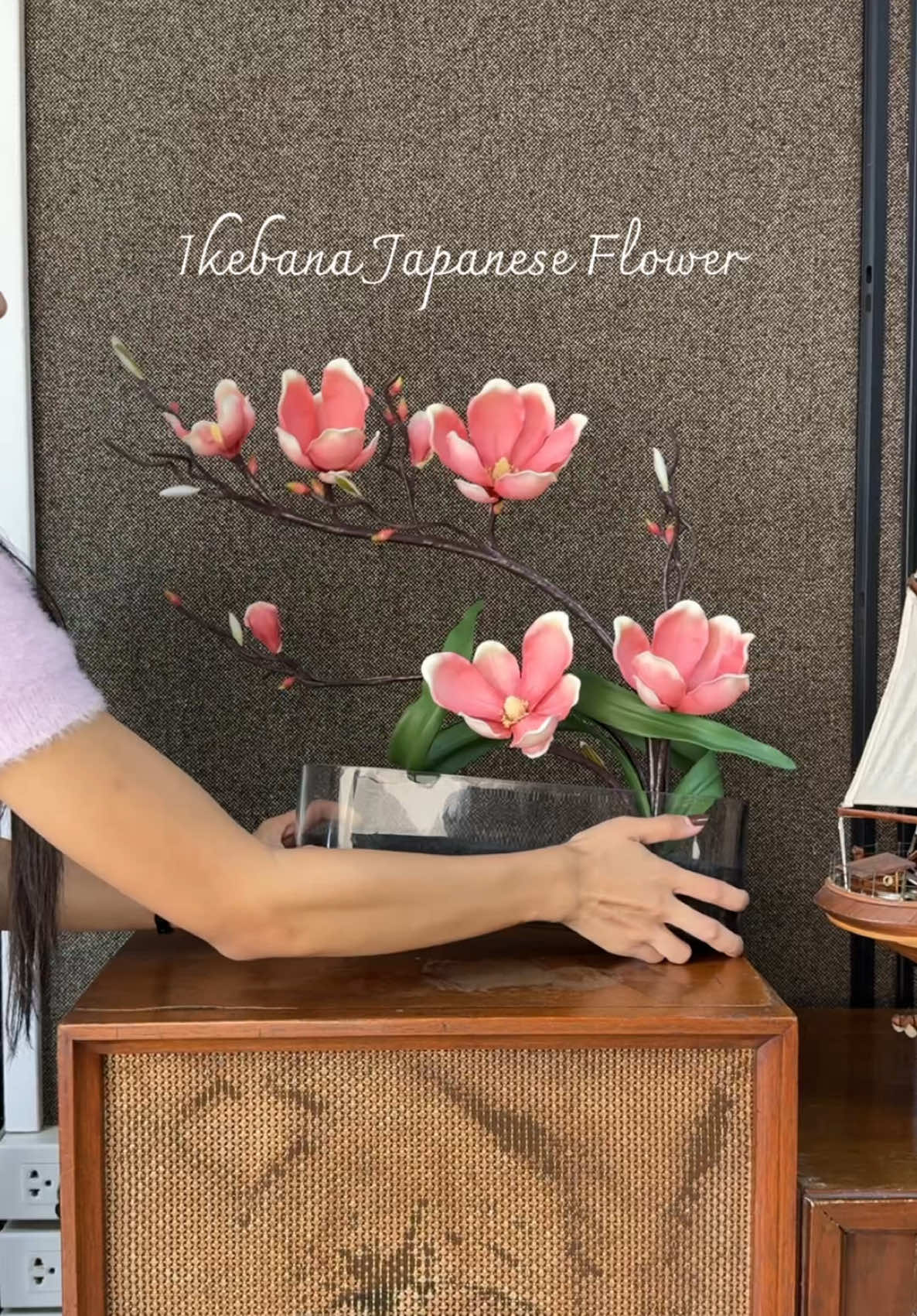Ikebana Flower  สำหรับใครที่ชอบแต่งบ้านแนวญี่ปุ่นมินิมอล หรือ วาบิซาบิ เลือกดอกแมกโนเลีย จัดแบบสไตล์อิเคบานะ สไตล์ญี่ปุ่น เรียบง่ายแต่น่ามอง วางมุมไหนก็สวยแน่นอนค่ะ  เพราะความงาม บางครั้งก็อยู่ในความเรียบง่ายนะคะ  #akara_dokmaii #อัครดอกไม้ #artificialflowers #homedecor #แจกันดอกไม้ประดิษฐ์ #ดอกไม้ประดิษฐ์ #flowers #ดอกไม้ปลอม ##ikebanaflowers #japenese #magnoliaflower #ดอกแมกโนเลีย 