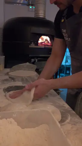 5 sec stretch!😍🔥#pizza #neapolitanpizza #FoodTok #pizzayolo #pizzamaking #viralvideos #viralditiktok #viralreels #viral #cheflife #italy #romania #london #brasil #spain #cook 