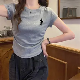 gray T-shirt wanita bergaya #kasual #foryou #slimfit #OOTD #korea 