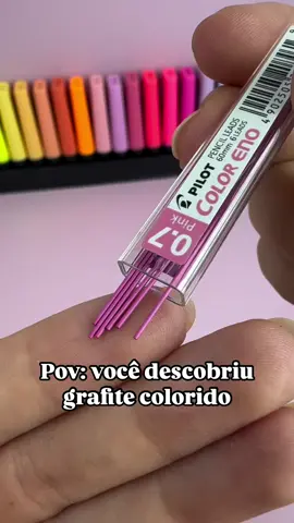 Com quantos anos você descobriu que existe grafite colorido? 👀 🛍️ Grafite minas coloridas disponível em 6 cores no nosso site ou aplicativo 👉🏻 COMPRA SEGURA | www.meupoa.com.br 🛒 use o cupom: APP5 na sua primeira compra no nosso aplicativo oficial Meu Poá 🩷 💌 FRETE GRÁTIS para todo Brasil, consulte sua região 🤑 ganhe CASHBACK em todas as compras #papelaria #papelariaonline #papelariacriativa #papelariafofa #papelariakawaii #materialescolar #asmr