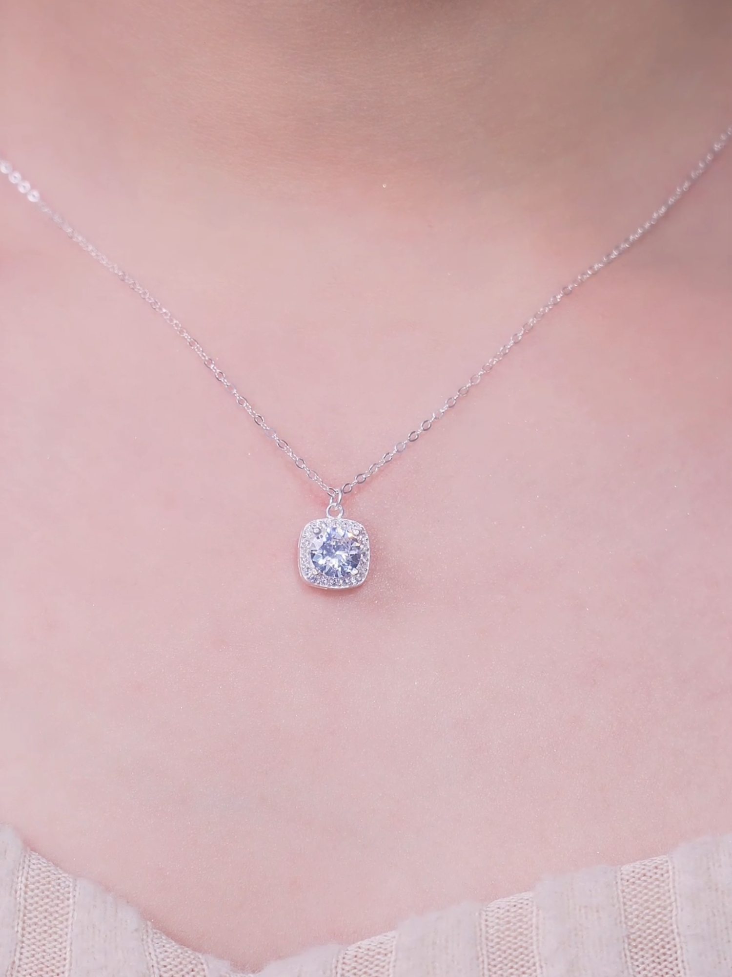 Dây chuyền TLEE vuông đá phối cùng áo cổ cao + son đậm = mood lạnh cool hết cỡ 💋#tleejewelry #daychuyenbactlee #lactaybactlee #khuyentaibactlee #nhanbactlee #nhandoibactlee #lacchanbactlee #trangsucbac #setquatangtlee