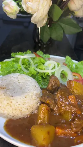 Hoje foi dia de preparar aquele guisado de vaca bem caseiro, com carne macia, bem temperada e cheia de sabor! Uma receita simples, mas cheia de amor e tradição. Quem aí também ama esse prato? 😋🔥 #GuisadoDeVaca #ComidaTradicional #CulináriaMoçambicana #ReceitasCaseiras #FoodLovers #SaboresDaTerra #GastronomiaAfricana #DelíciasDaCozinha #MoçambiqueSabeCozinhar