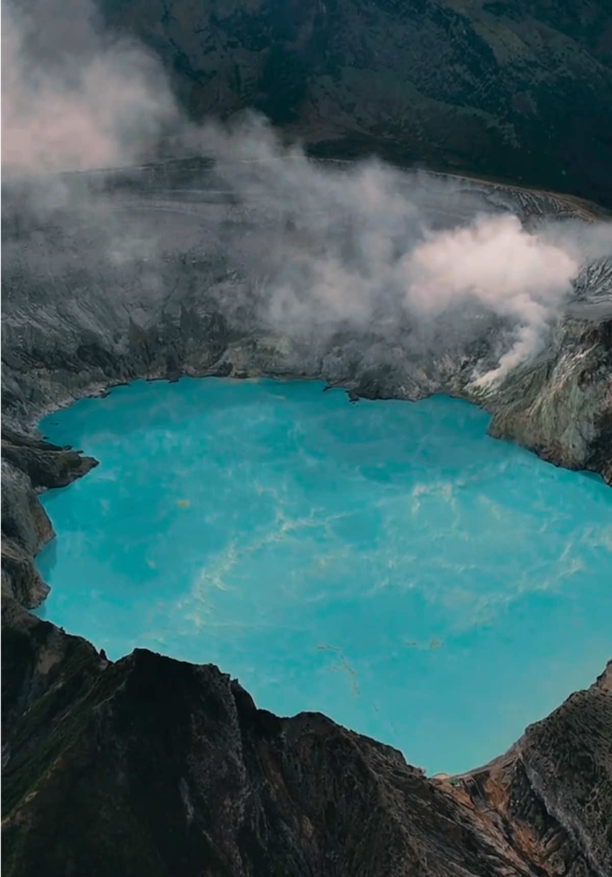 On this inspiring journey to Kawah Ijen, we are reminded of nature’s raw power and breathtaking beauty from the mystical blue flames to the quiet resilience of the sulfur miners. May we walk gently upon the earth with gratitude and wonder. Let this moment renew our sense of connection with the natural world. May we be inspired to protect its sacred balance and appreciate the miracles it holds. 📸 Ig: @mickwagey 📍 Kawah Ijen, Indonesia #WonderfulIndonesia #KawahIjen #BlueFlames #EastJava #indonesia 