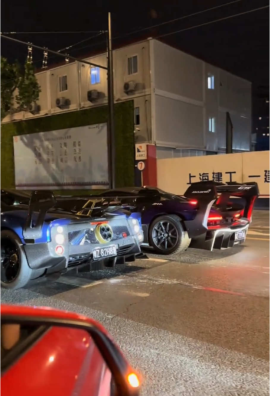 Khi đại gia Mike lái chiếc Pagani Zonda MY tình cờ gặp đại gia khác ở Thượng Hải trên chiếc McLaren Senna GTR! Hai cái cánh gió khổng lồ này thật là quá đà, chiếc Lamborghini phía sau phun lửa mà vẫn không đuổi kịp  #PaganizondaMy #mclarensennagtr #lamborghinimurcielago 