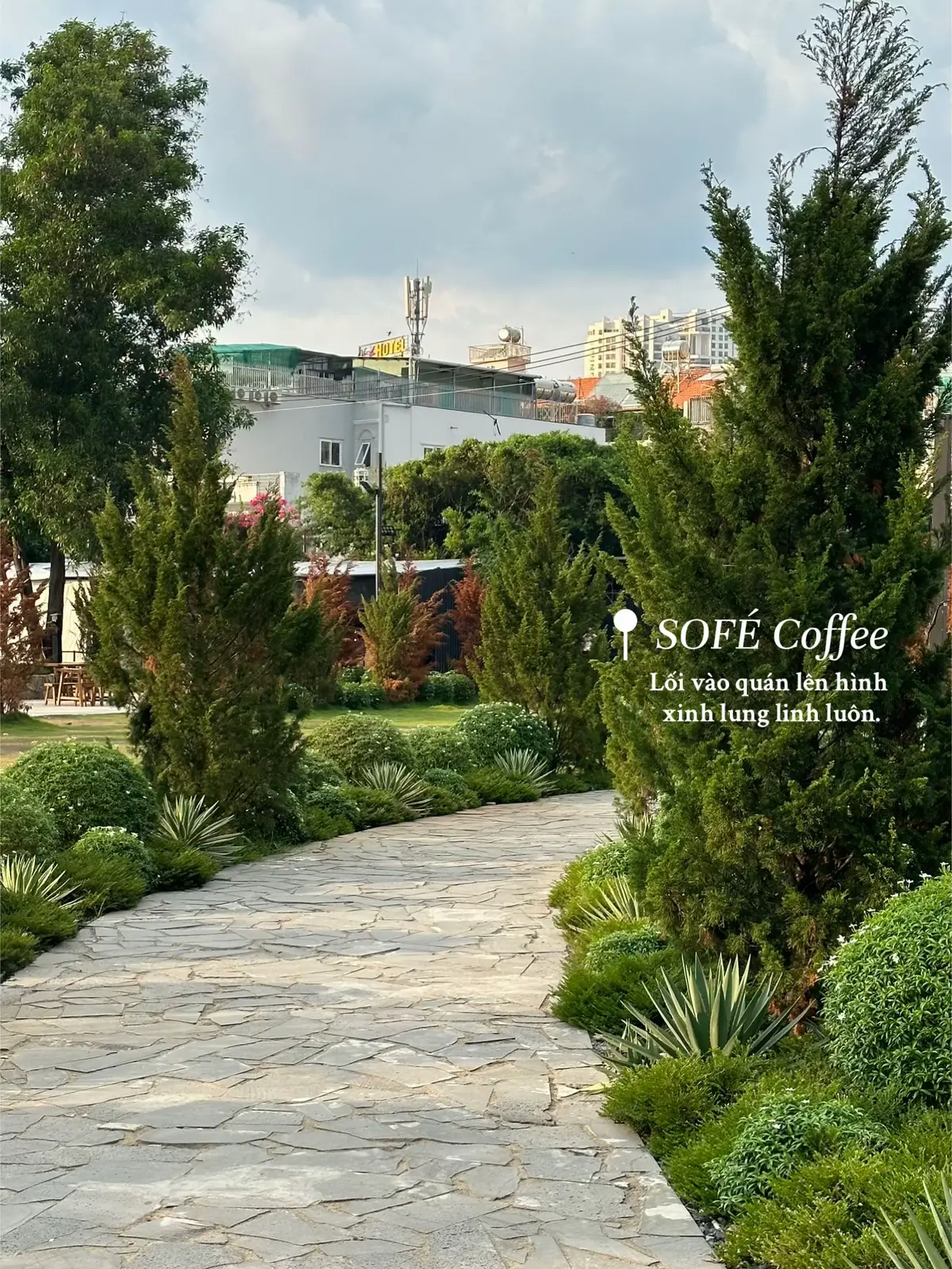 Hẹn nhau giữa tháng 5 khi trời đang nắng hoá cơn mưa đầu mùa ☕️ #sofé #sofécoffe #cafe #coffee #caphe #cafequan7 #xuhuong #cafehoanghon #diadiemngamhoanghon 