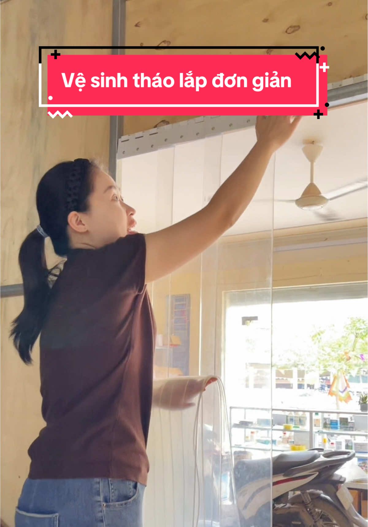 Trả lời @Huyền Hí Hửng rất dễ dàng lắp lên hạ xuống , vệ sinh lại trở về trạng thái như mới . Đây là rèm nhựa trong chất liệu pvc được bộ y tế cấp phép #remnhuanganphong #remnhuapvc #remnganlanh #huyenhihung #xuhuong 