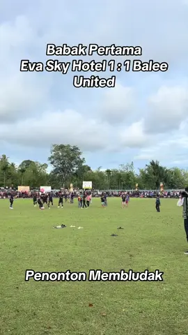 Babak pertama, Eva Sky Hotel FC VS Balee United sama kuat.  Score 1:1!  #bola #Soccer #meulaboh #aceh #acehbarat #sepakbola #acehviral #acehviral #macanputih #tarkam #tarkamsepakbola #persiraja 