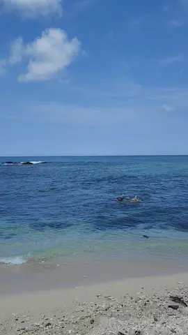 သဲသောင်ပြင် ဖွေးဖွေး🐚🐬 #ပင်လယ်ရေပြာလဲ့လဲ့ #ခရုံခွံတွေလဲပေါတဲ့ကျွန်း #ရေကတော့ကြည်စိမ်းနေရောပဲ #သဲဖြူကျွန်း #ချောင်းသာကမ်းခြေ🍸🍹🍾🥂🍤 #fypシ゚ #foryoupage❤️❤️ 