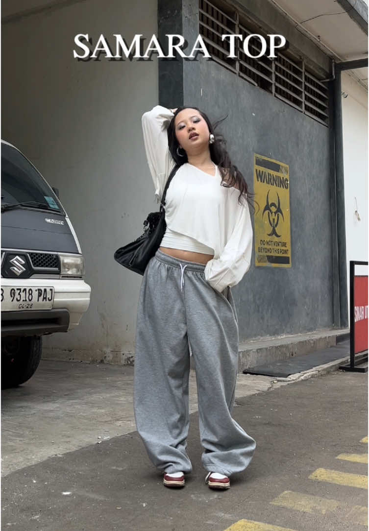 SAMARA TOP IN WHITE🤍 #StreetStyle #streetwear #styling #fashionstreet #genz #fashioninspo #sweatpants #y2k 