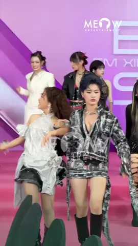 Đôi bạn Phương Mỹ Chi - Rapper Pháo cùng nhau nắm tay xuống ký tên tặng fan quá dễ thương #MeowEntertainment #TikTokGiaiTri #SapTinggg #saptinshowbiz #cayphimnayne #Kindnmeow #MeowNetwork #PhuongMyChi 