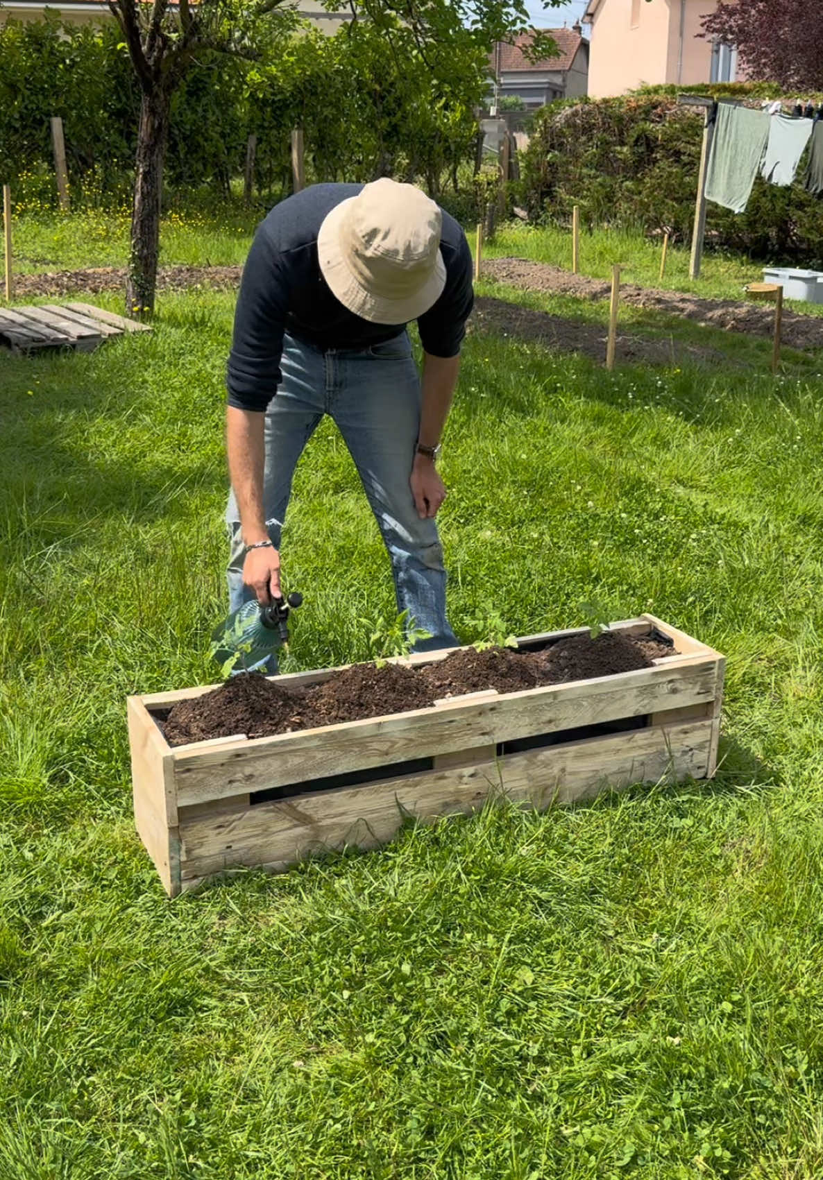 Bac potager 🌱 ou à fleurs en palette ! 1 palette = 1 bac 🌻 100% recup ♻️ facile et rapide à faire. Parfait pour préparer son extérieur pour cet été ☀️ #planter #pallet #palette #asmr #woodworking #potager #jardin #crafty #jardinage #plants 