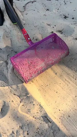 Чистка пляжа совком - украшения и куча денег #beachcleanup #чисткапляжа 