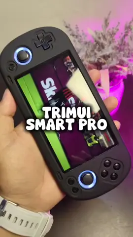 Nak main game PS1, PSP & Retro dalam satu konsol kecil? Trimui Smart Pro je! Skrin IPS 4.96” Wi-Fi + Bluetooth ready Main ratusan game klasik, smooth tanpa lag Ringan, muat poket, bawa ke mana-mana.. Retro vibe, tapi power macam konsol moden! #trimuismartpro #gameconsole #handheldconsole #retroconsole #tiktokgaming 