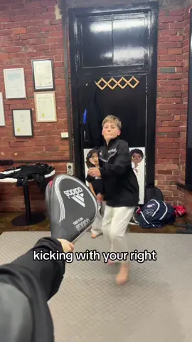 kicking with your right vs kicking with your left #sparring #poomsae #taekwondo #professionaltaekwondo #mooneeponds #kick #rightleg #leftleg