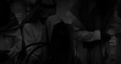 تلاوة لاتوصف من سورة الشعراء عام ١٤٢٦ه‍ــ الايات المقروءه : ( سورة الشعراء -٨٧ -٩٣ ) وَلَا تُخۡزِنِي يَوۡمَ يُبۡعَثُونَ (87) يَوۡمَ لَا يَنفَعُ مَالٞ وَلَا بَنُونَ (88) إِلَّا مَنۡ أَتَى ٱللَّهَ بِقَلۡبٖ سَلِيمٖ (89) وَأُزۡلِفَتِ ٱلۡجَنَّةُ لِلۡمُتَّقِينَ (90) وَبُرِّزَتِ ٱلۡجَحِيمُ لِلۡغَاوِينَ (91) وَقِيلَ لَهُمۡ أَيۡنَ مَا كُنتُمۡ تَعۡبُدُونَ (92) مِن دُونِ ٱللَّهِ هَلۡ يَنصُرُونَكُمۡ أَوۡ يَنتَصِرُونَ (93) التفسير :  87 - ولا تفضحني بالعذاب يوم يبعث الناس للحساب. 88 - يوم لا ينفع فيه مال قد جمعه الإنسان في دنياه، ولا بنون كان ينتصر بهم. 89 - إلا من جاء الله بقلب سليم؛ لا شرك فيه ولا نفاق ولا رياء ولا عجب، فإنه ينتفع بماله الَّذي أنفقه في سبيل الله، وبأبنائه الذين يدعون له. 90 - وقربت الجنّة للمتقين لربهم بامتثال أوامره، واجتناب نواهيه. 91 - وأظهرت النار في المحشر للضالين الذين ضلوا عن دين الحق. 92 - وقيل لهم تقريعًا لهم: أين ما كنتم تعبدونه من الأصنام؟ 93 - تعبدونهم من دون الله؟ هل ينصرونكم بمنعكم من عذاب الله، أو ينتصرون هم لأنفسهم؟ #محمد_اللحيدان #النبرة_اللحيدانية #محمد_اللحيدان_حفظه_الله #قران #قران_كريم #اجر_لي_ولكم  #محمد_اللحيدان_عام_١٤٢٤هــ #اللهم_صلي_على_نبينا_محمد #ما_أعظم_الله_ثم_القران_ثم_القارئ #اجر_لي_ولكم_ولوالدينا_وللمسلمين #نوادر_التلاوات #السلف_الصالح #صدقة_جارية #quran_alkarim #Muhammad_Al_Luhaidan 