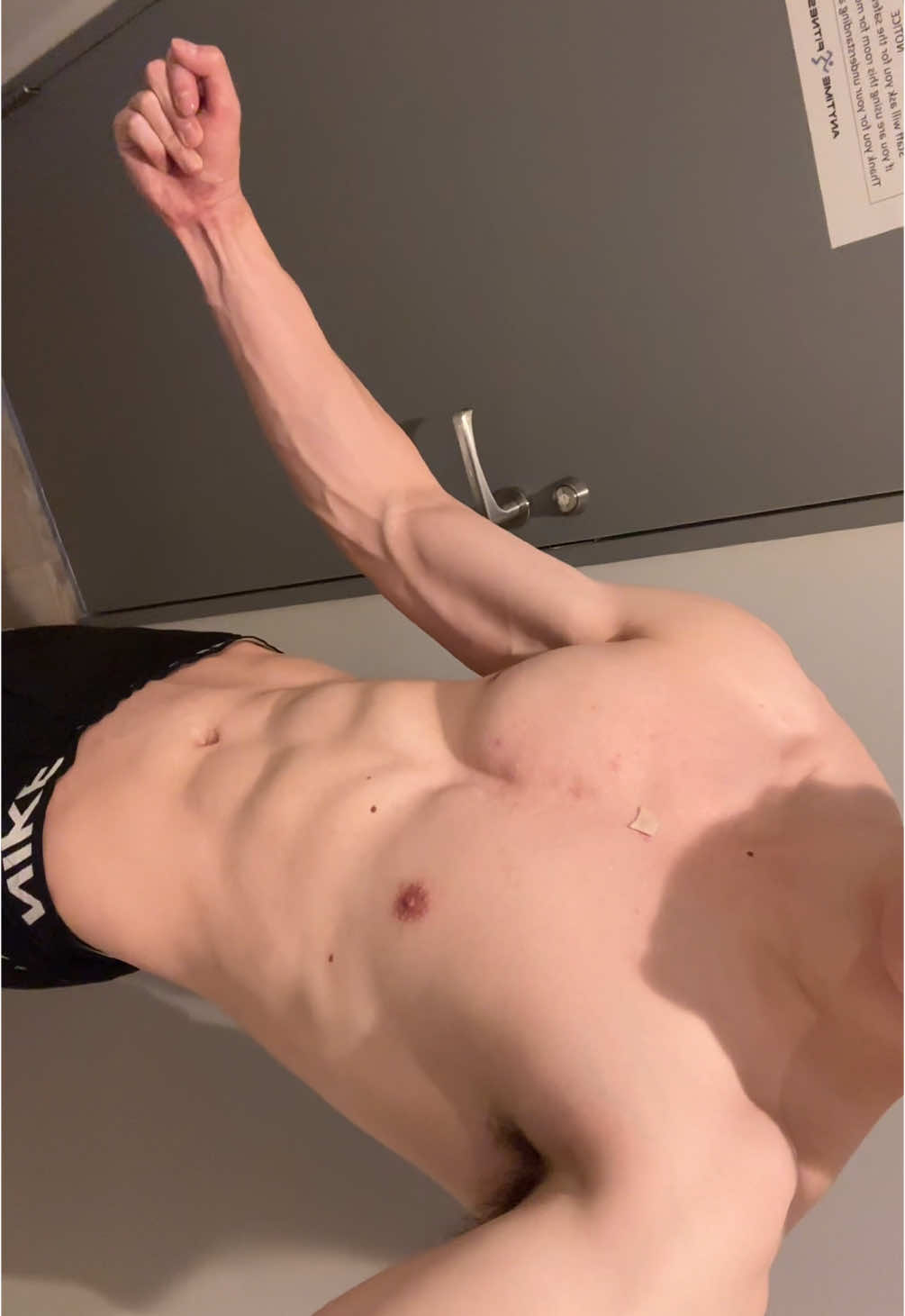 今日は頑張った。でも明日はもっと頑張る。 自分に集中して、少しずつ成長していこう。 アドバイスや質問があれば気軽にコメントして、フォローもよろしく！ I worked hard today, but I’ll work even harder tomorrow. Focus on yourself and keep becoming better. Need tips or advice? Drop a comment and hit follow. #初心者トレーニング #ダイエット #自分磨き中 #垢抜け #筋肉 #fyp #おすすめ #筋トレ #calisthenics #gym #GymTok 